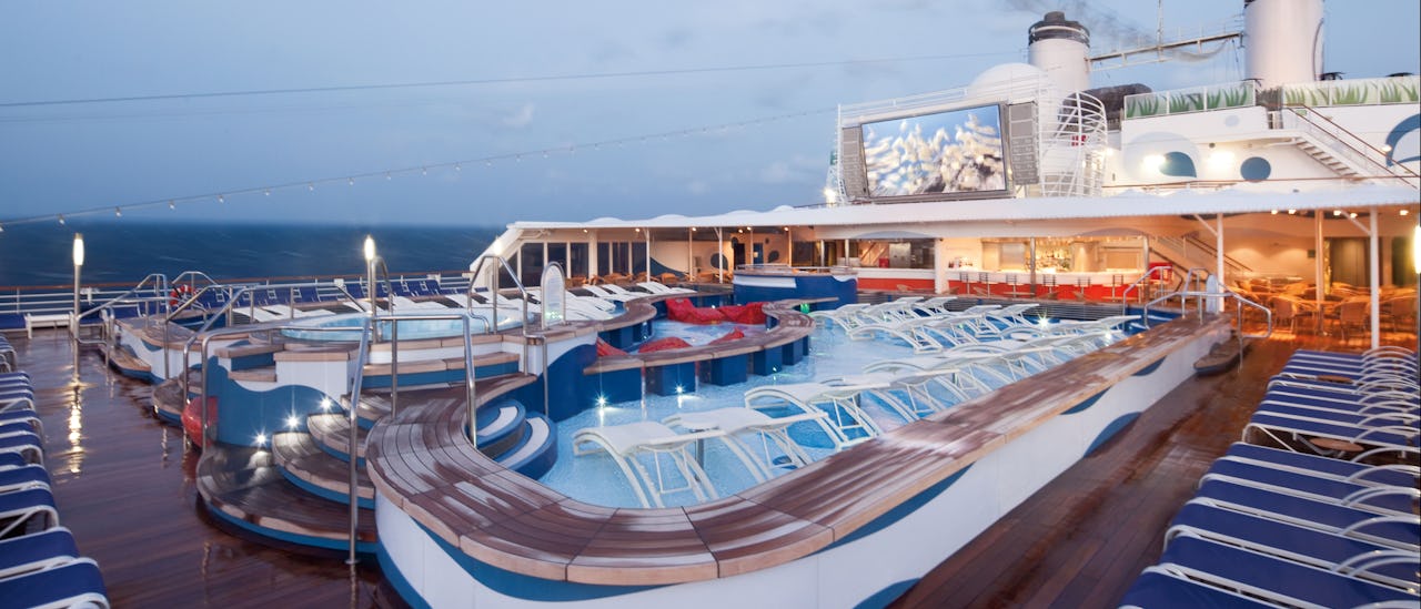 Entspannen Sie sich am Achterpool