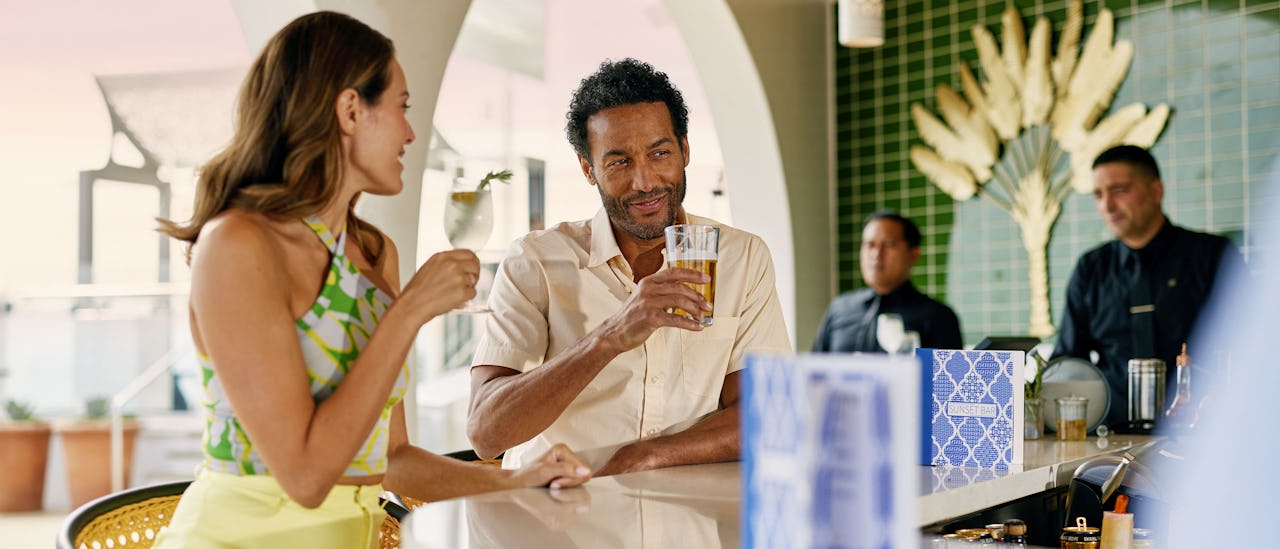 Sunset Bar, ein schicker, marokkanisch inspirierter Ort, der der perfekte Ort ist, um einen Cocktail zu genießen.