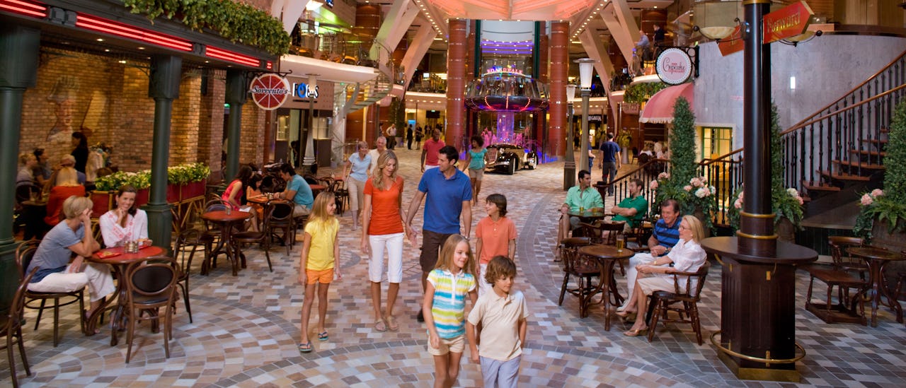 Schlendern Sie durch die Geschäfte, Bars und Restaurants auf der Royal Promenade