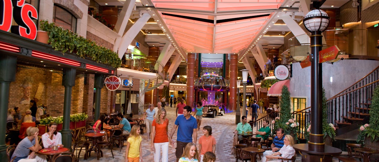 Schlendern Sie durch die Geschäfte, Bars und Restaurants auf der Royal Promenade