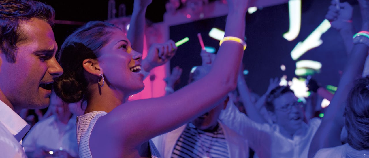 Der Nachtclub Spice H2O mit einer Tanzfläche unter dem funkelnden Sternenhimmel