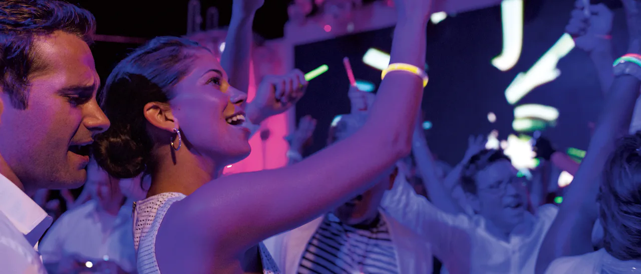 Der Nachtclub Spice H2O mit einer Tanzfläche unter den Sternen.