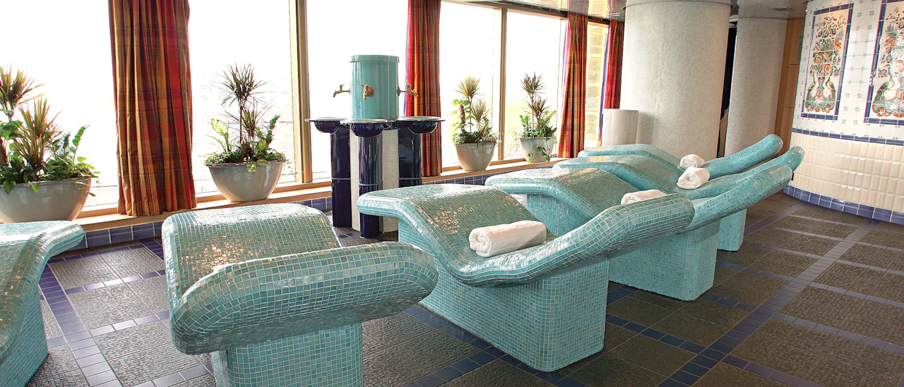 Beheizte Thermalbetten im Spa.