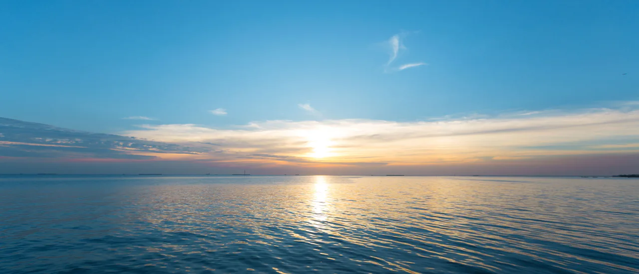 Erleben Sie in den Panoramaaufzügen kilometerlange Ausblicke über Land oder Meer.