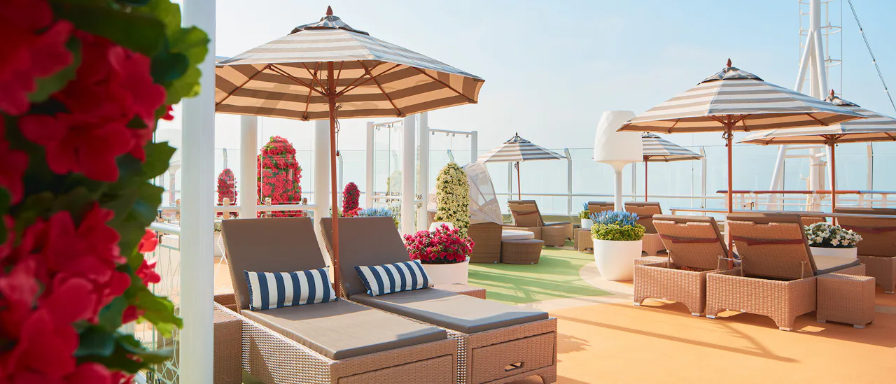 Solarium Versilia - Entspannen Sie sich auf den Liegen, bestellen Sie einen Cocktail und fühlen Sie sich wie am Strand der Versilia