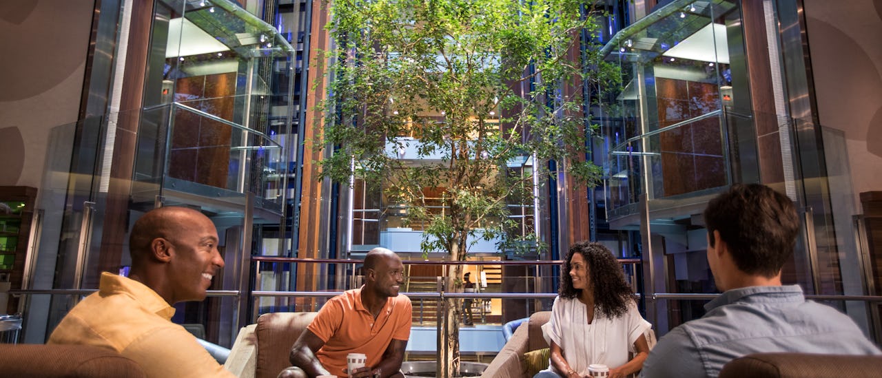 Ein Blick über das Atrium mit seinem „hängenden“ Baum