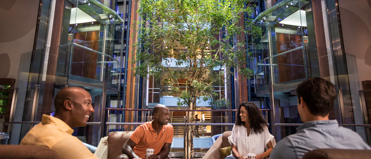 Ein Blick über das Atrium mit seinem „hängenden“ Baum
