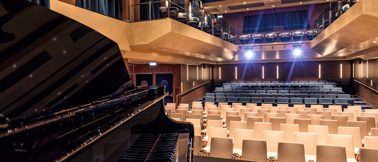 Die Schaubühne ist die neueste Theatersensation. Modernste Technik bietet viel Platz für Zauberei, Schauspiel und Live-Konzerte
