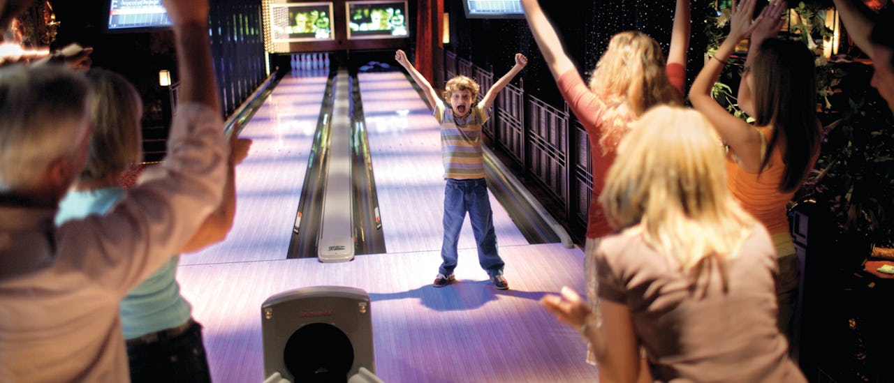 Ziehen Sie Ihre Bowlingschuhe an.
