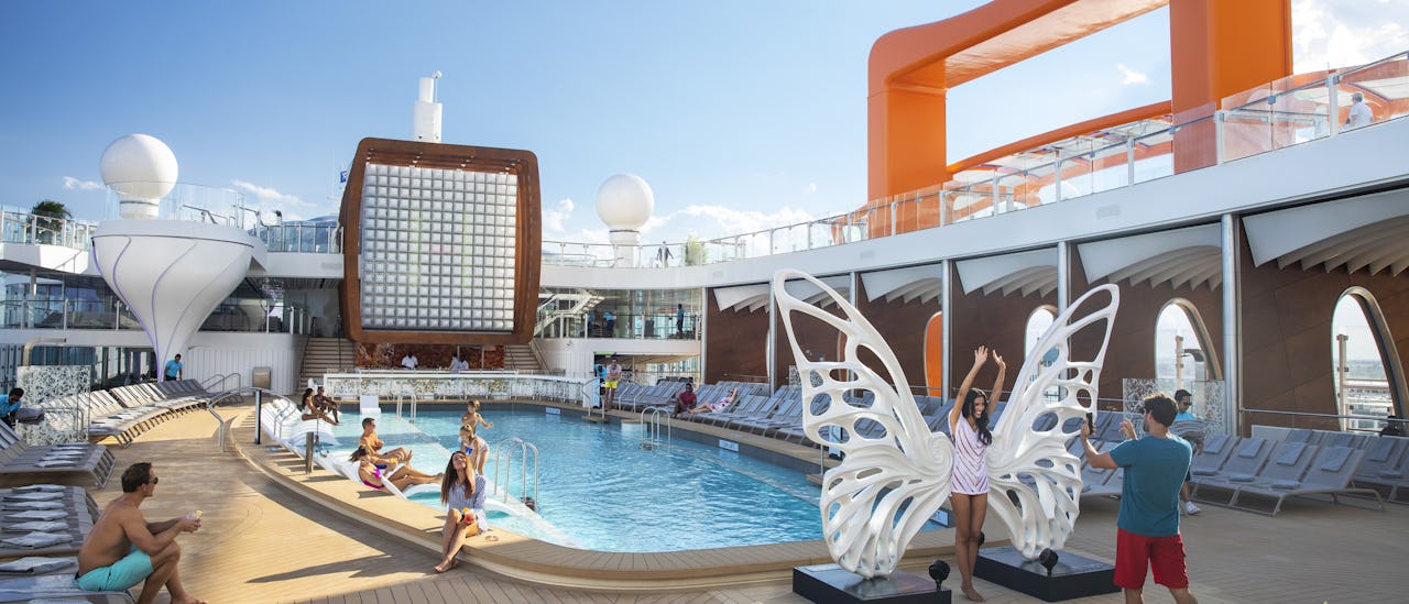 Der Poolbereich verfügt über einen der längsten Pools auf See.