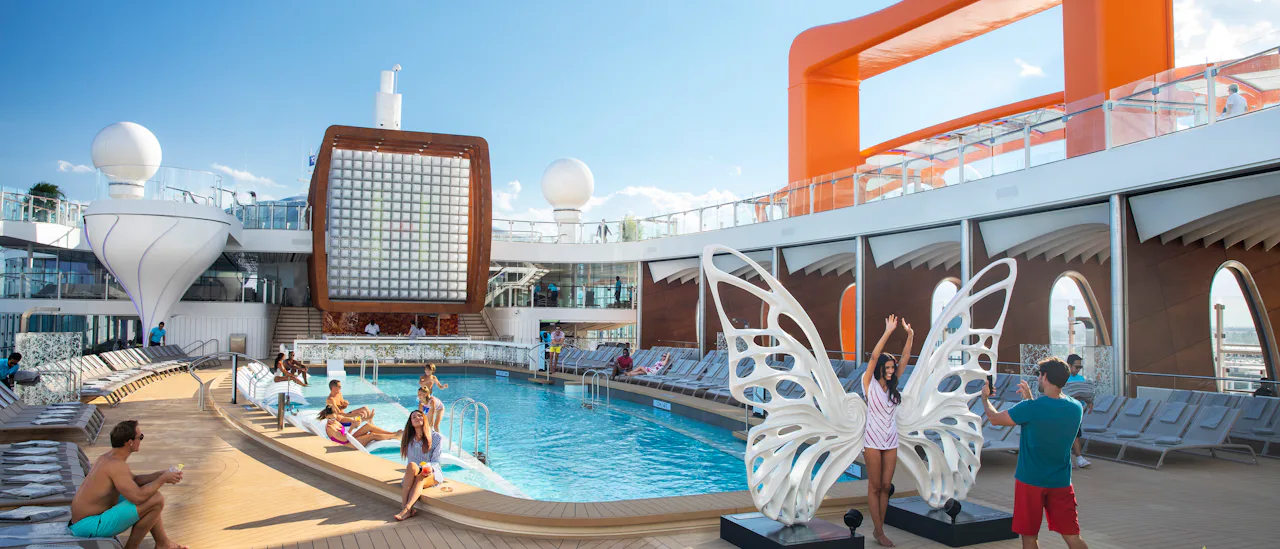 Der Poolbereich verfügt über einen der längsten Pools auf See.