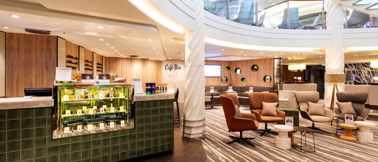 In der Café-Lounge verwöhnt Sie der Barista den ganzen Tag mit eigens zubereiteten Kaffeespezialitäten