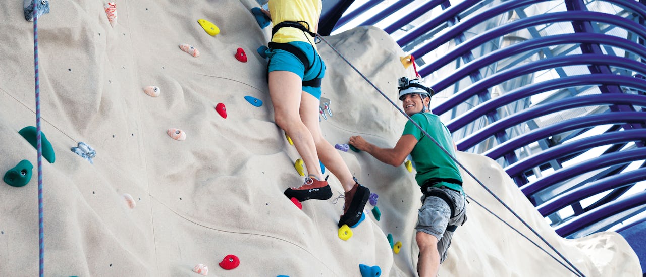 Fordere die Kletterwand heraus.