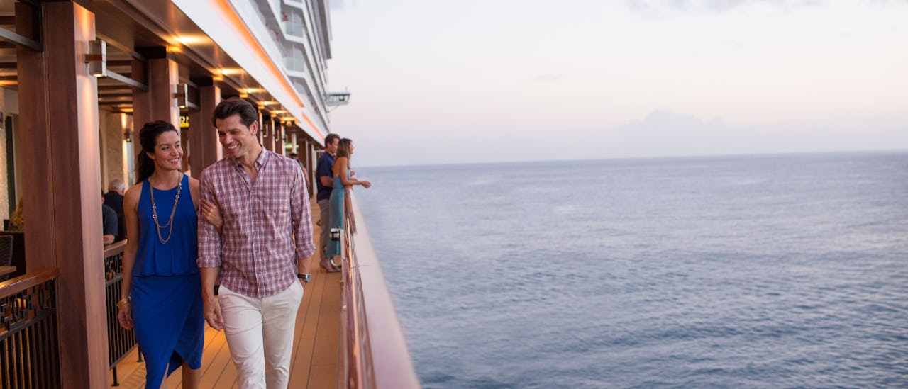 Verbringen Sie Ihre Zeit in einer der zahlreichen Bars und Außenrestaurants der Waterfront