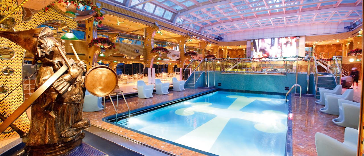 Der Pool mit einfahrbarem Dach.