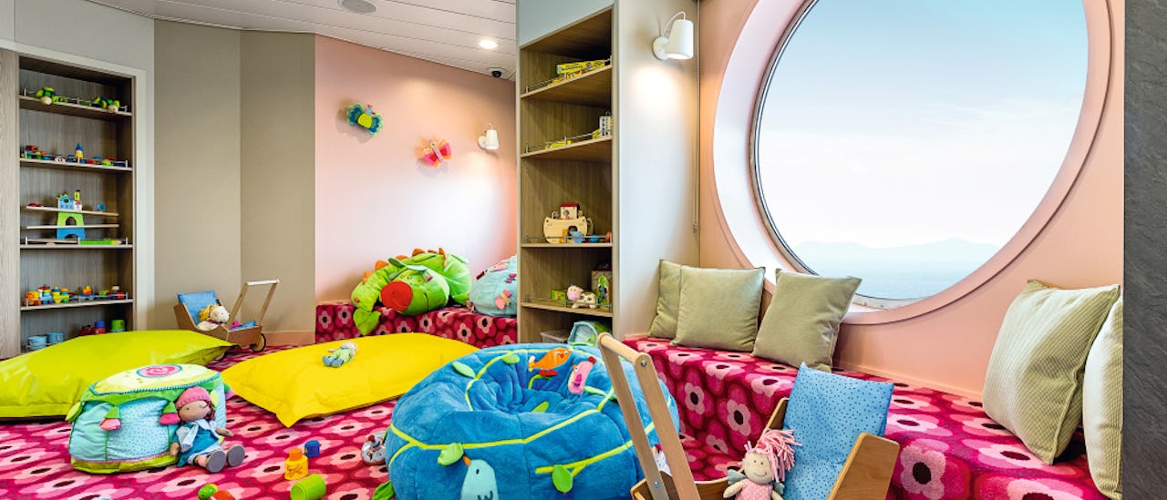 Im Babyzimmer finden Erwachsene und die jüngsten Gäste einen ganz besonderen Platz zum Spielen und Zusammensein