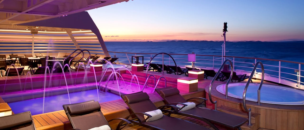 Bequeme Lounge-Betten am Pool.