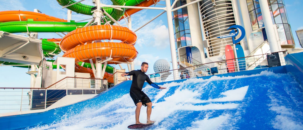 Der Surfsimulator Flowrider mit der Wasserrutsche Perfect Storm im Hintergrund