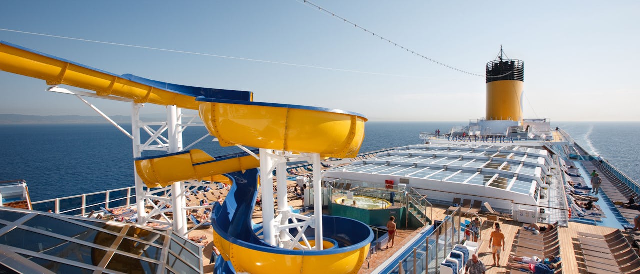 Die Wasserrutsche aus dem Pooldeck.