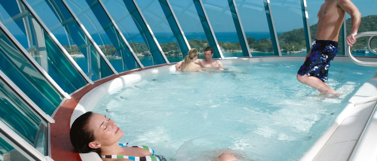 Entspannen Sie sich im Whirlpool, der außerhalb des Schiffes 30 Meter über dem Meeresspiegel hängt.