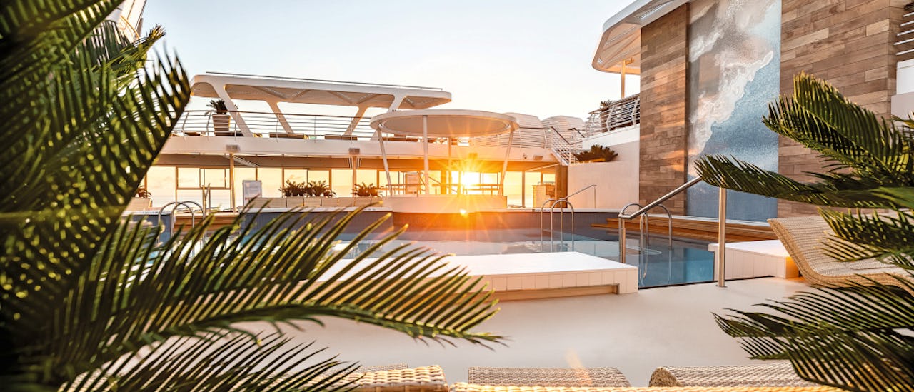 Der Außenbereich um die Lagune lädt zur puren Entspannung ein