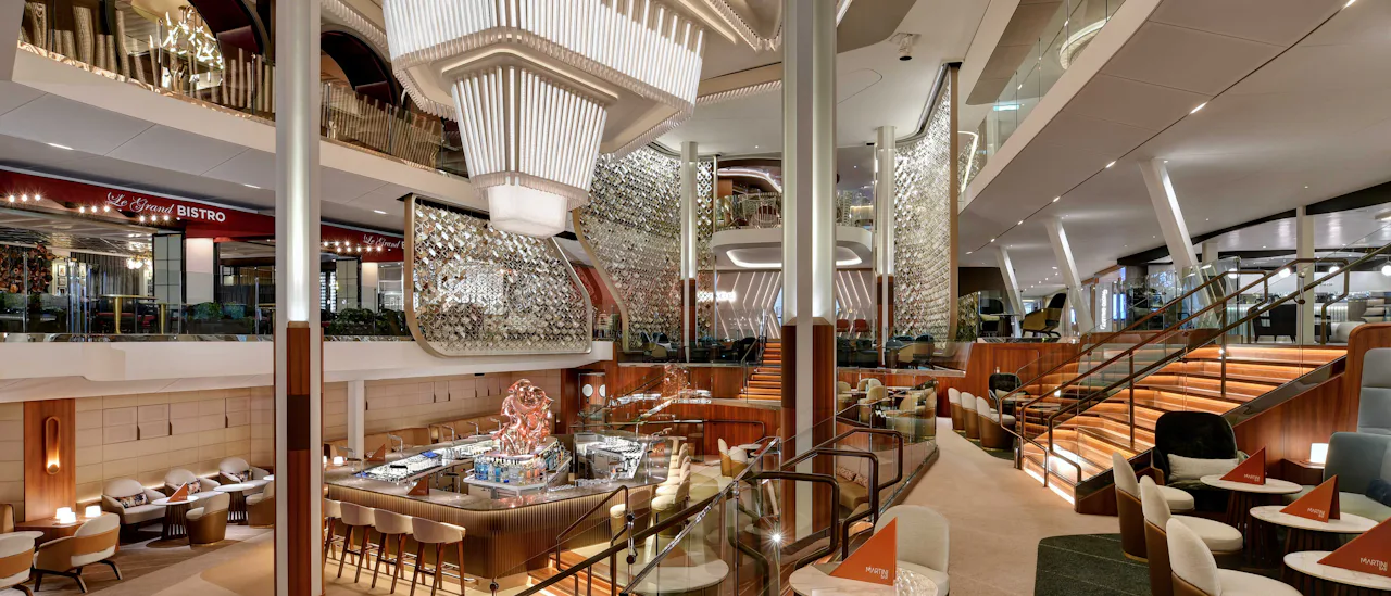 Das Grand Plaza ist umgeben von Restaurants mit der Martini-Bar im Zentrum.