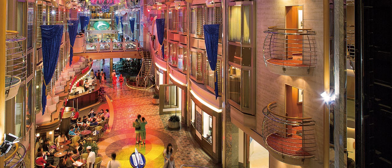 Schlendern Sie durch die Geschäfte, Bars und Restaurants auf der Royal Promenade