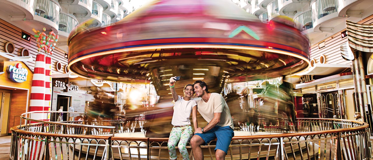 Machen Sie eine Fahrt im Karussell im Bereich "The Boardwalk".