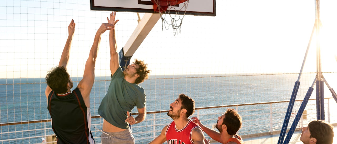 Lassen Sie Ihren Puls auf dem Basketballplatz pumpen.