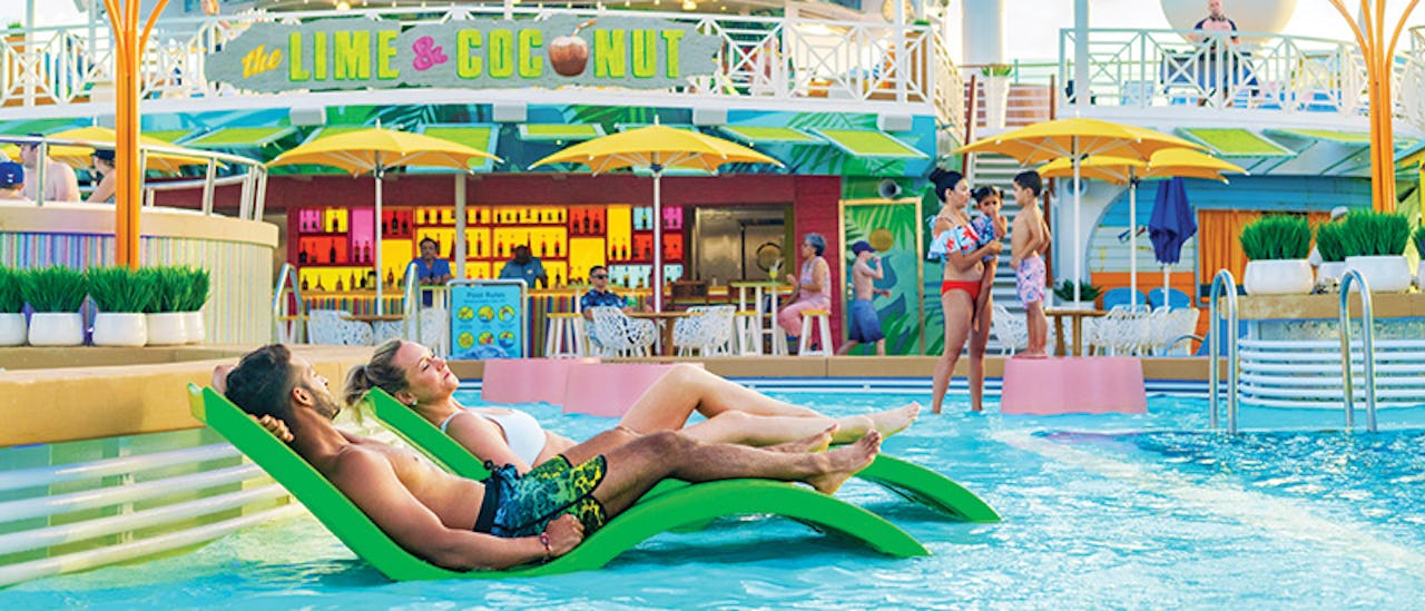 The Lime and Coconut bringt Urlaubsstimmung auf Hochtouren mit tropischen Cocktails, lebhafter Musik und einer pulsierenden Atmosphäre