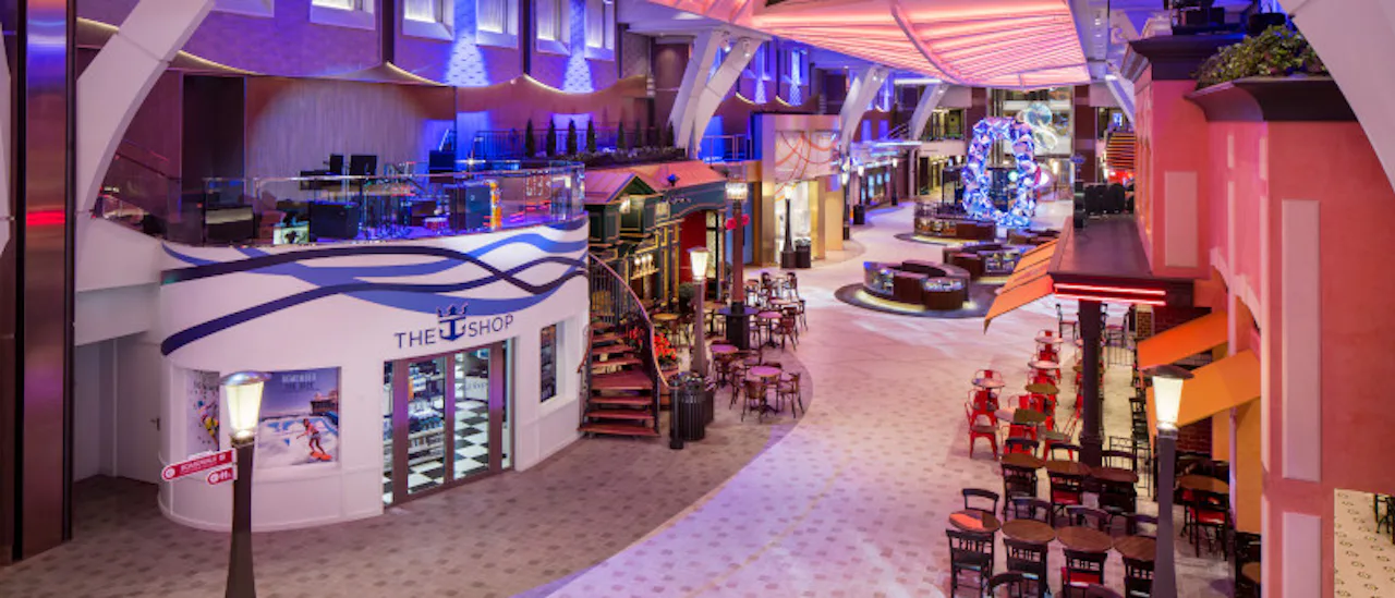 Schlendern Sie durch die Geschäfte, Bars und Restaurants auf der Royal Promenade