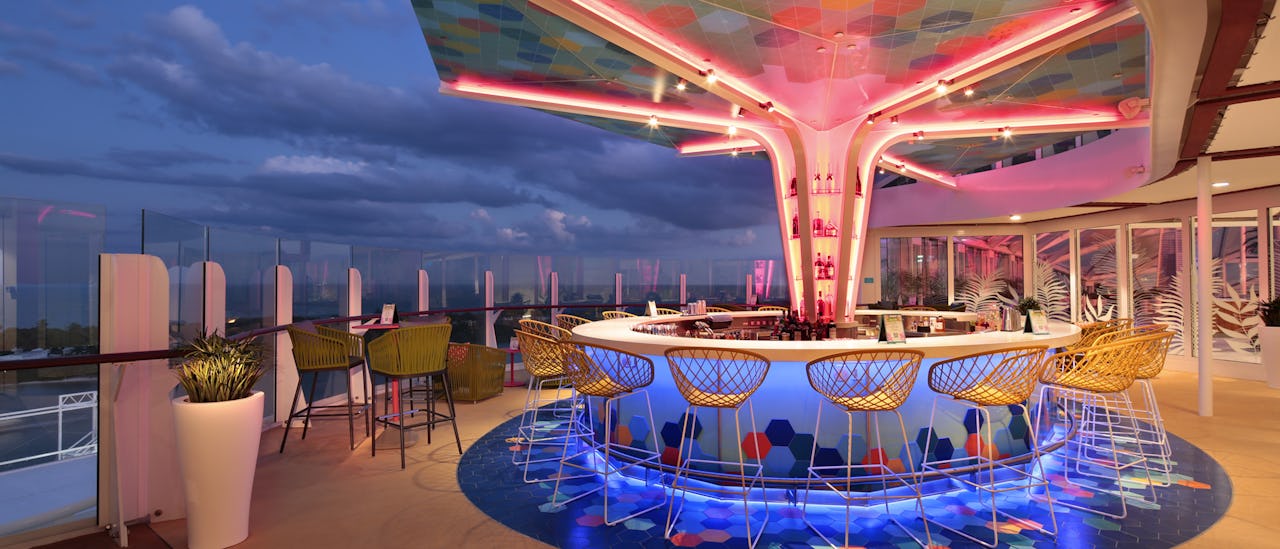 Genießen Sie einen Cocktail in der Vue Bar – die Bar hat nach Sonnenuntergang ein farbenfrohes Mosaikdach