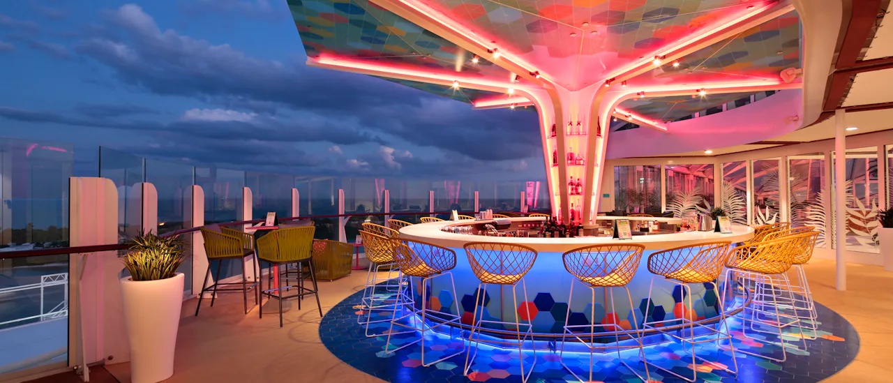 Genießen Sie einen Cocktail in der Vue Bar – die Bar hat nach Sonnenuntergang ein farbenfrohes Mosaikdach