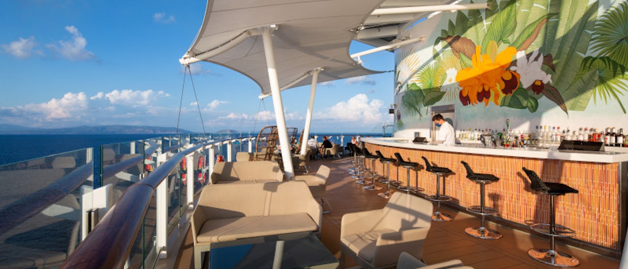 Sunset Bar, ein schicker, marokkanisch inspirierter Ort, der der perfekte Ort ist, um einen Cocktail zu genießen.