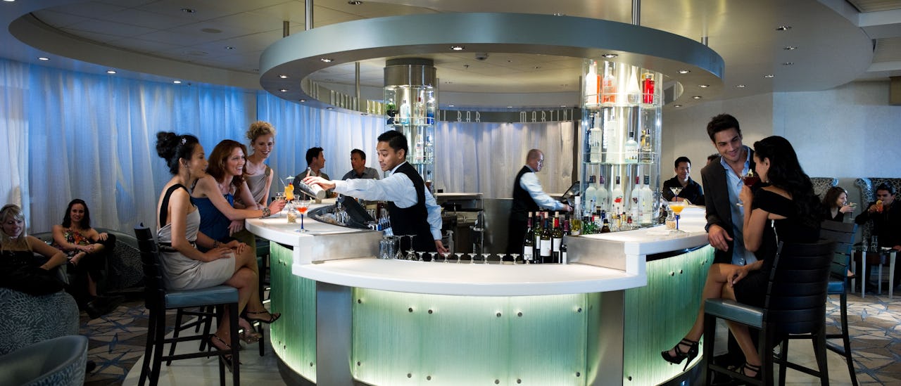 In der Martini-Bar servieren Barkeeper aufregende Variationen der klassischsten Getränke.