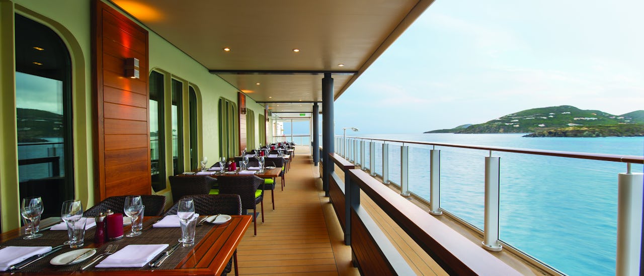 Verbringen Sie Ihre Zeit in einer der zahlreichen Bars und Außenrestaurants der Wasserfront.