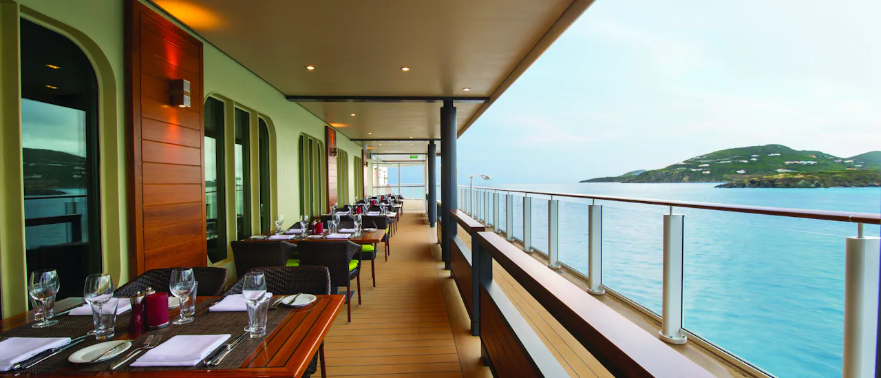 Verbringen Sie Ihre Zeit in einer der zahlreichen Bars und Außenrestaurants der Wasserfront.