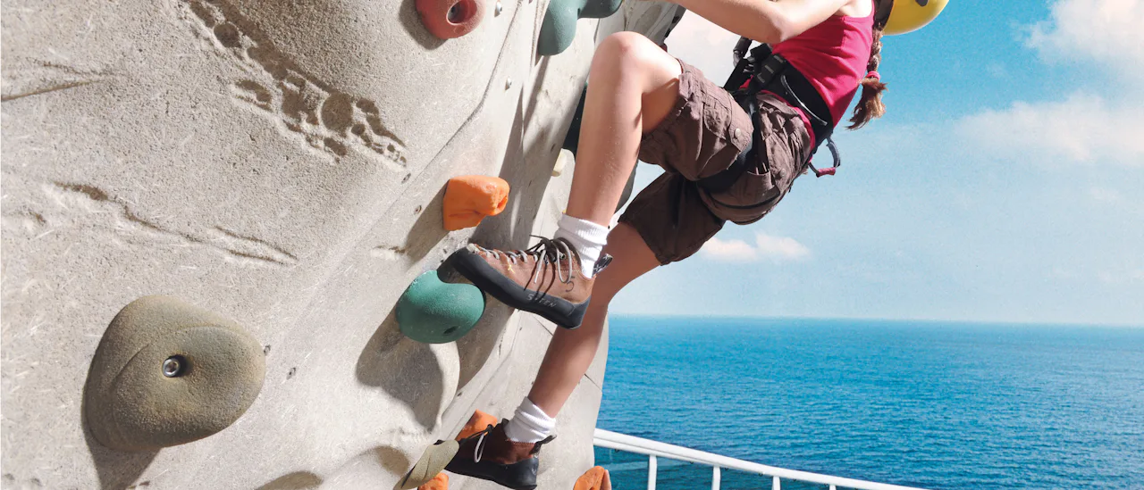 Fordern Sie sich an der Kletterwand heraus