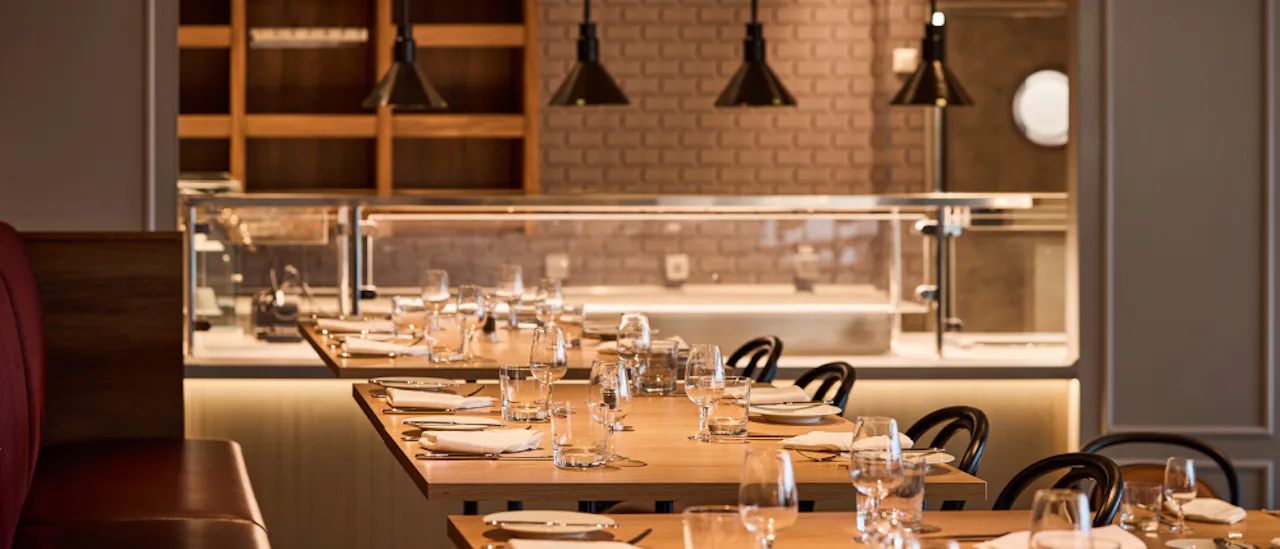 Sur Mer Bistrot ist ein französisches Bistro mit typisch Pariser Café-Flair