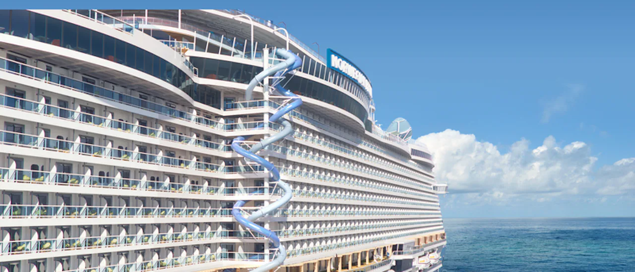 The Drop ist die charakteristische Trockenrutsche, auf der Gäste zehn Decks hinabsausen – von Deck 18 bis Deck 8