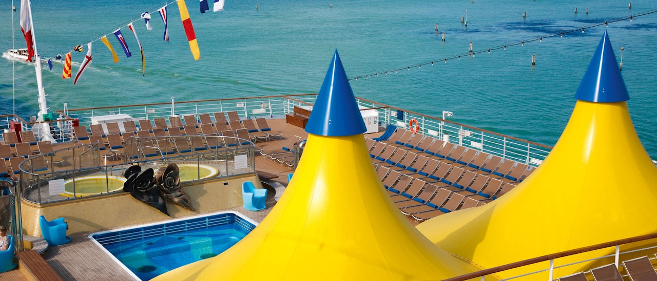 Der hintere Pool ist nur für Erwachsene.