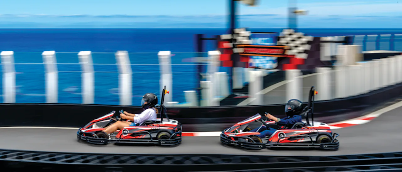 Fahren Sie mit zwischen spannenden Zielen dem Go-Kart