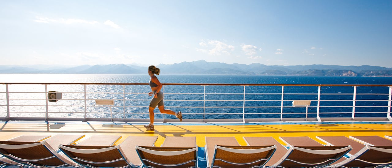 Joggen Sie auf dem Pool Deck durch warme Seeluft.