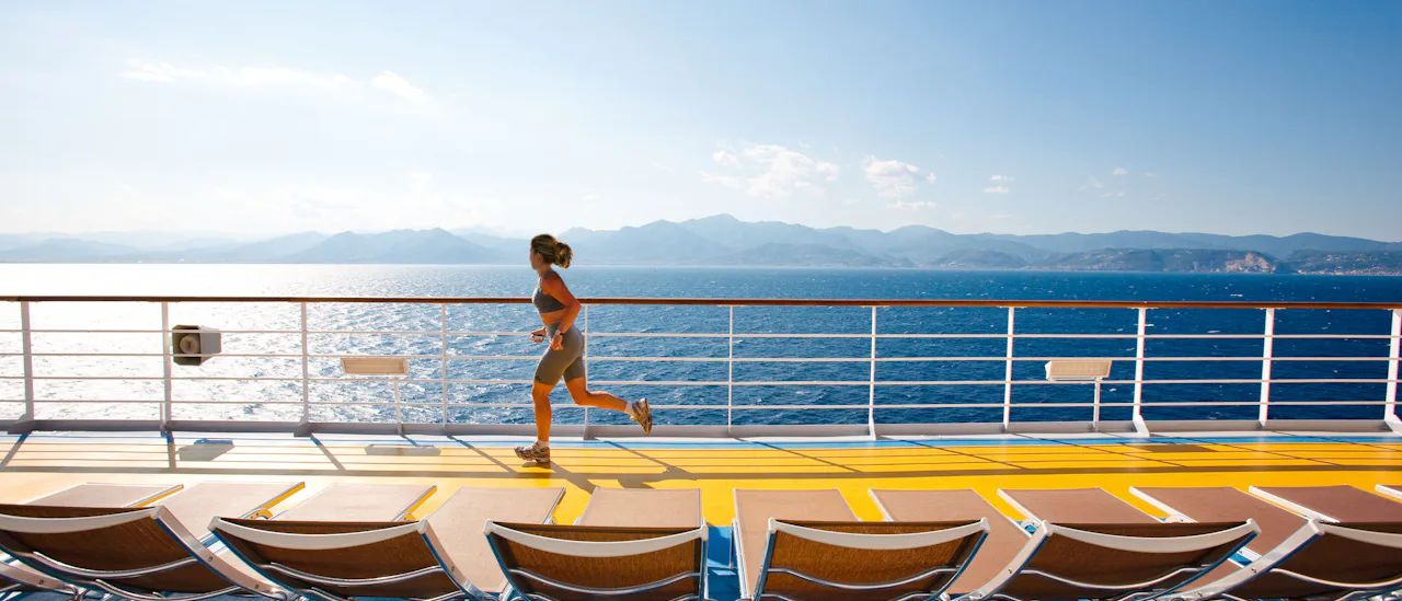Joggen Sie durch warmen Wind auf dem Pool Deck.