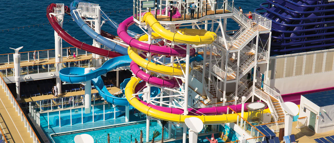 3 Wasserrutschen über dem Pooldeck