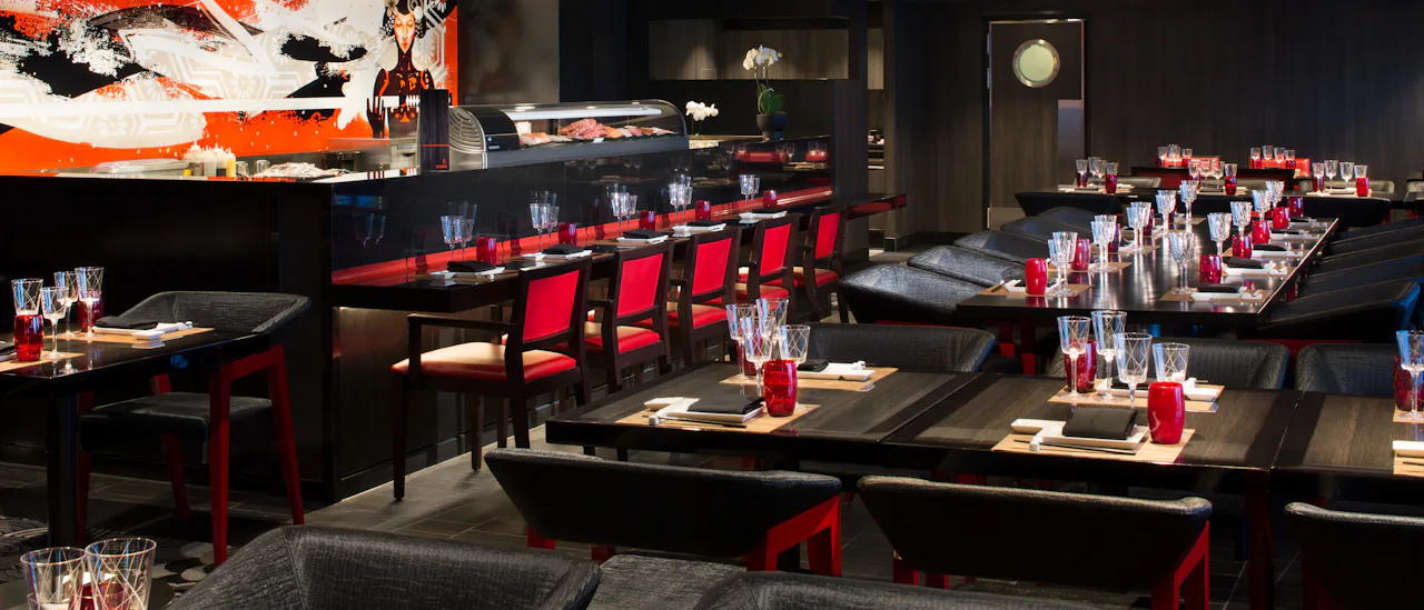 Das Izumi Teppanyaki Restaurant bietet Hibachi-, Teppanyaki- und Sushi-Gerichte à la carte.