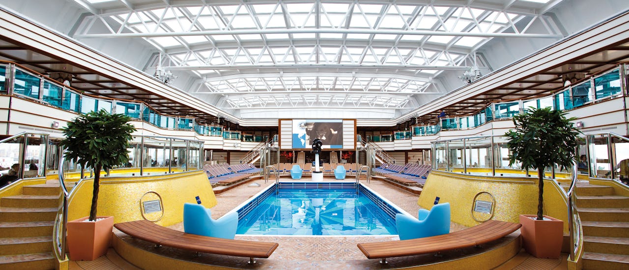 Der Pool mit einfahrbarem Dach.