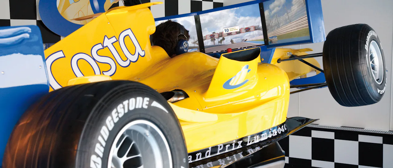 Lassen Sie Ihr Adrenalin im Formel-1-Simulator sprudeln.