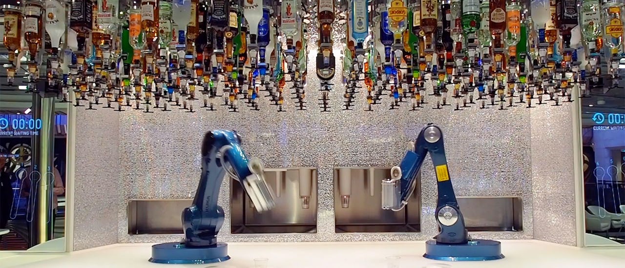 Ihre Getränke werden in der Bionic Bar von einem Roboter gemixt