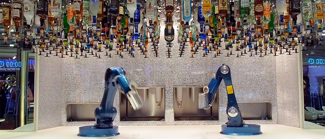 Ihre Getränke werden in der Bionic Bar von einem Roboter gemixt